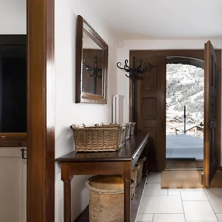 Chalet Falcon - Luxury Swiss Retreat With Hot-tub *